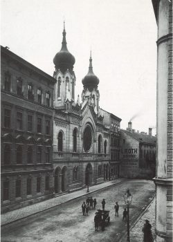 1200px-Brigittenauer_Tempel_1900